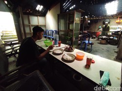 Sensasi Nikmat Makan Ayam Panggang Wonogiri Langsung di Dapur Warungnya!