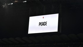 FOTO: Laga Milan vs Udinese Usung Misi Perdamaian Rusia dan Ukraina
