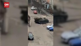 VIDEO: Sebuah Tank Terekam Memasuki Pemukiman Warga Kiev