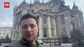 VIDEO: Tegaskan Masih di Kiev, Presiden Ukraina Siap Ikut Tempur