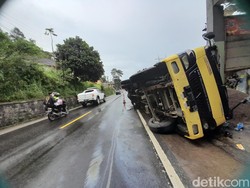 Truk Muatan Pasir Terguling di Kawasan Pamulihan
