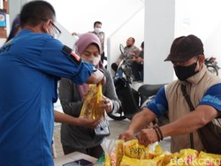 Kaya Nyoblos Pemilu, Warga Celup Jari Usai Dapat Minyak Goreng Murah