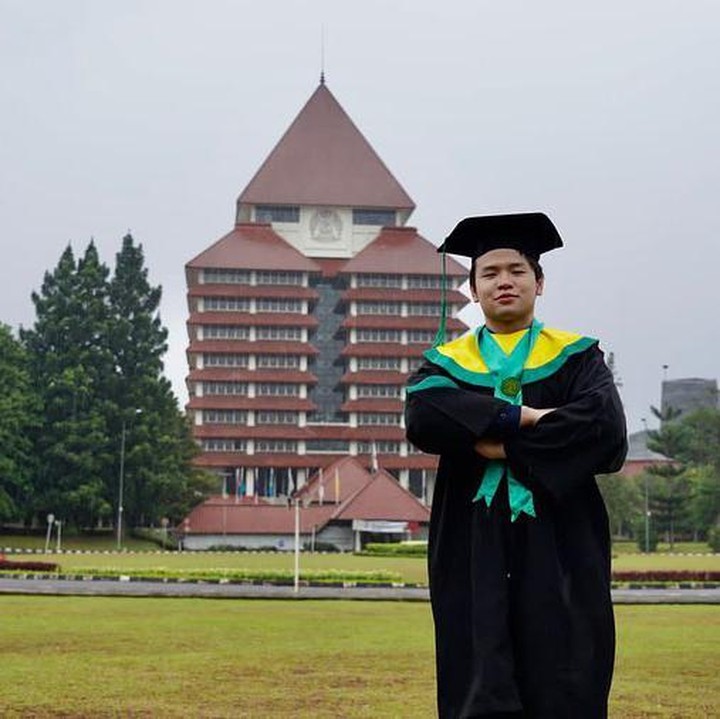 <p>Putra pertama Basuki Tjahaja Purnama alias Ahok, Nicholas Sean, baru saja lulus kuliah dari Fakultas Kedokteran UI. Pria 23 tahun itu resmi menyandang gelar sarjana, Bunda. (Foto: Instagram @nachoseann/ @basukibtp)</p>