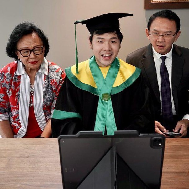 <p>Nicholas Sean membagikan potretnya saat menjalani wisuda <em>online</em> nih. Ia tampak ditemani sang ayah dan neneknya. (Foto: Instagram @nachoseann/ @basukibtp)</p>
