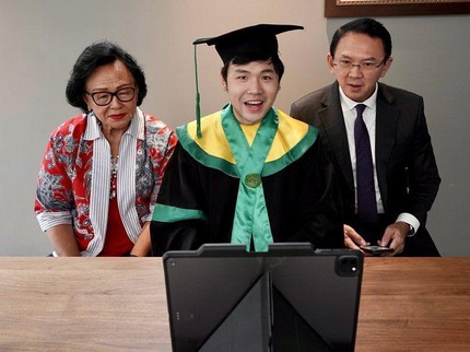 7 Potret Kelulusan Nicholas Sean dari Kedokteran UI, Wisuda Online Ditemani Ahok