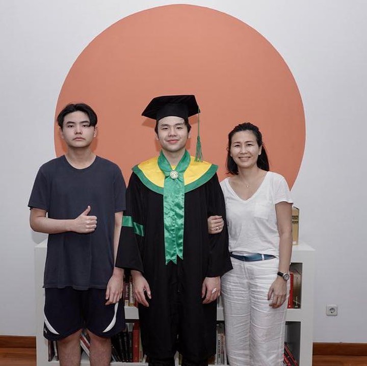 <p>Di hari kelulusannya, Nicholas Sean terlihat mengunggah foto kebersamaan dengan sang Bunda, Veronica Tan dan adiknya, Daud. Dalam foto itu, Veronica terlihat menggandeng tangan sang putra. (Foto: Instagram @nachoseann)</p>