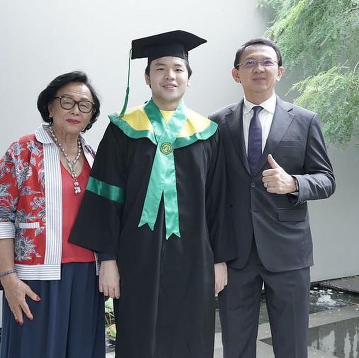 <p>Ahok juga ikut membagikan momen tersebut di akun media sosialnya. Ahok terlihat mengenakan setelan jas dan sang Bunda memakai baju batik berwarna merah putih. (Foto: Instagram @nachoseann/ @basukibtp)</p>