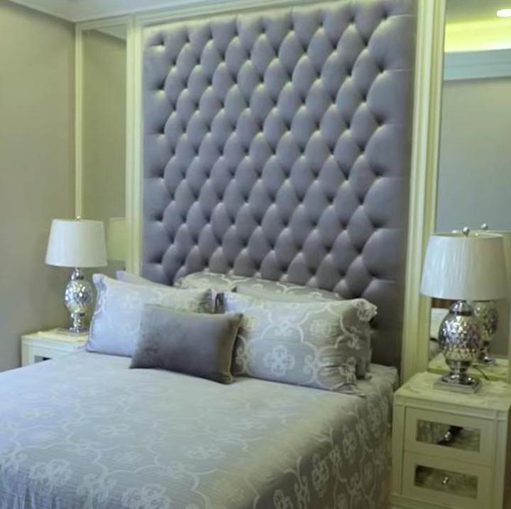 <p>Terdapat dua kamar tidur di apartemen Kenzy ini, Bunda. Ini kamar yang lebih kecil, apabila ada tamu atau keluarga yang menginap di apartemen tersebut. (Foto: YouTube TAULANY TV)</p>
