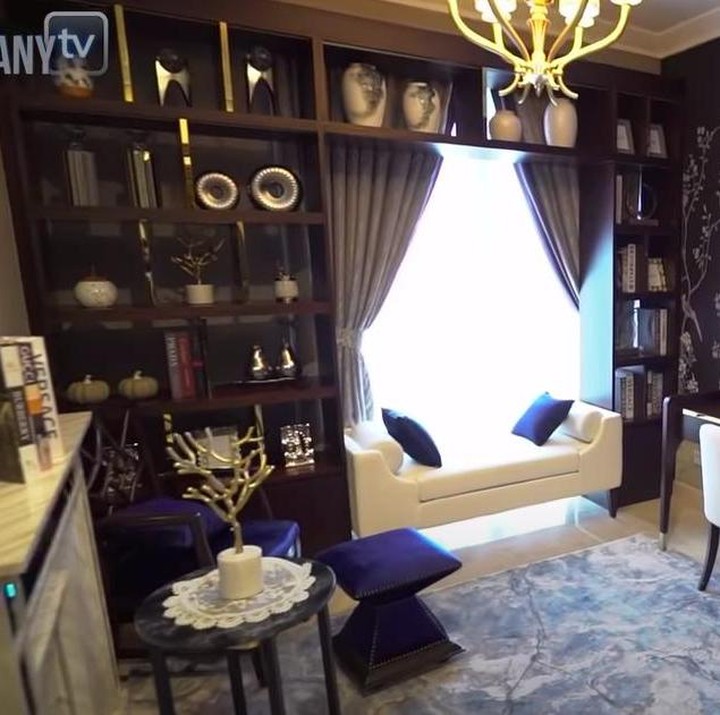 <p>Ada ruang khusus untuk Kenzy beraktivitas seperti belajar. Ini merupakan ruangan favorit Andre dan Kenzie karena bernuansa gelap. (Foto: YouTube TAULANY TV)</p>