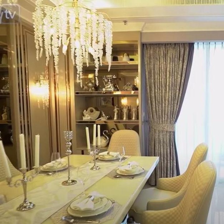 <p>Begitu masuk ke dalam apartemen, ruang keluarga langsung terlihat. Tidak terpisah oleh sekat dan bernuansa putih biru. Di sisi kiri dari pintu masuk, terlihat pula ruang makan dengan nuansa putih gading. Meja makannya sudah lengkap pula dengan dekorasinya, Bunda. (Foto: YouTube TAULANY TV)</p>
