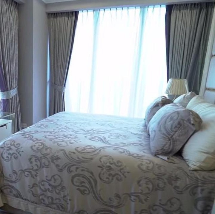 <p>Sepertinya ini adalah <em>master bedroom</em>, kamar yang nantinya bakal ditempati apabila Kenzy ingin tinggal di apartemen tersebut. Alasan Kenzy memilih kamar itu karena luas serta memiliki jendela lebar dan menyuguhkan <em>view</em> yang bagus. (Foto: YouTube TAULANY TV)</p>