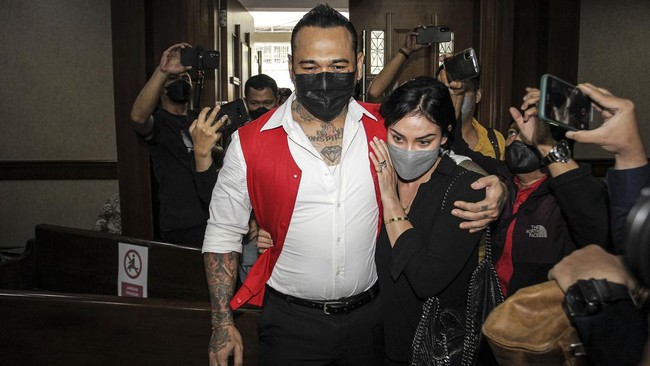 Jerinx atau I Gede Ari Astina menghirup udara bebas dari Lembaga Pemasyarakatan Kelas IIA Kerobokan Denpasar, Bali hari ini.