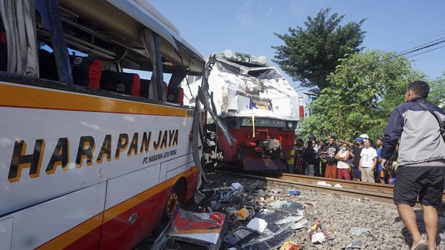 Sebanyak lima orang meninggal dunia akibat kecelakaan bus pariwisata PO Harapan Jaya dan KA Rapih Dhoho di perlintasan kereta api tanpa palang di Tulungagung.