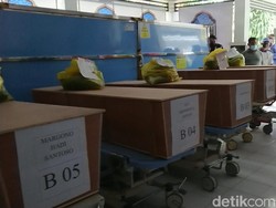 Suasana Duka Selimuti Proses Penyerahan Jenazah Korban Bus Tertabrak KA