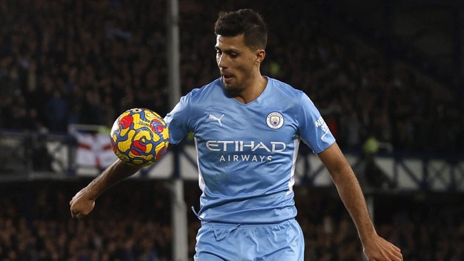 Insiden handball Rodri saat Manchester City mengalahkan Everton di Goodison Park menjadi viral di media sosial. Berikut meme lucu handball Rodri.