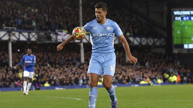 Kontroversi handball Rodri terjadi saat Manchester City mengalahkan Everton. Bagaimana peraturan internasional hingga handball Rodri tidak berbuah penalti?.