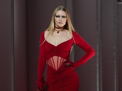 Penampilan Dramatis Gigi Hadid & Bella Hadid Hilangkan Alis di Fashion Show