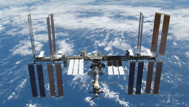 Awak Stasiun Luar Angkasa Internasional (ISS) Mencari Perlindungan saat Puing-Puing Satelit Rusia Terbang Mendekat