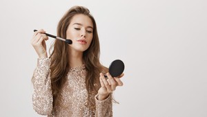 Makeup Challenge: Full Makeup Pakai Produk Kosmetik Jadul, Berani Coba? Ini Daftar Produknya!
