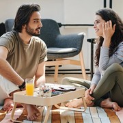 Nggak Suka Obrolan Basa-Basi, 5 Zodiak Ini Suka Deep Talk sama Pasangannya