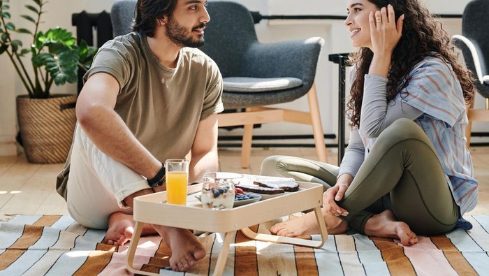 Nggak Suka Obrolan Basa-Basi, 5 Zodiak Ini Suka Deep Talk sama Pasangannya