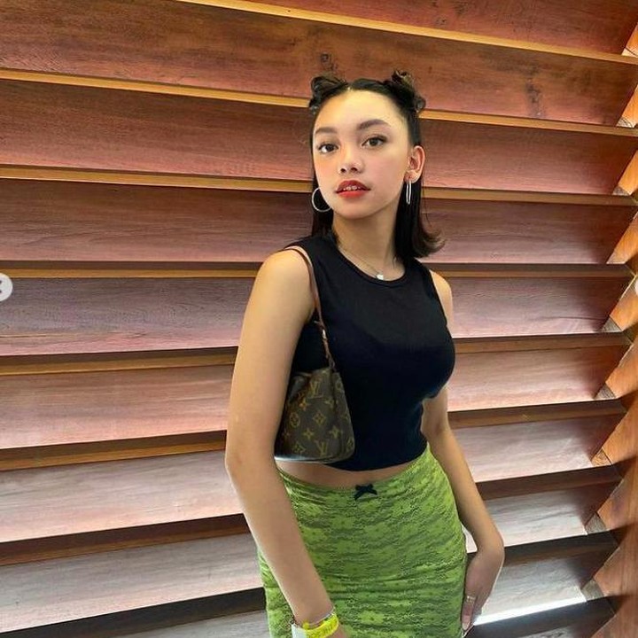 <p>Anak sulung Nola B3 itu sekarang sudah berusia 16 tahun. Sejak usia 8 tahun, Naura sudah meluncurkan album debutnya yang bertajuk <em>Dongeng</em>. (Foto: Instagram @naura.ayu)</p>