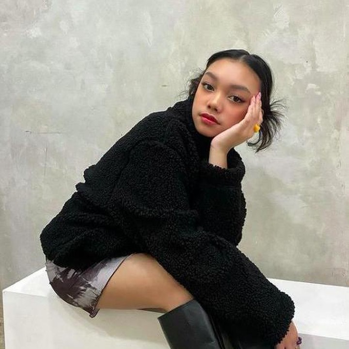 <p>Sudah beranjak remaja, ketertarikan Naura pada busana yang ia kenakan juga cukup serius, nih. Beberapa foto yang diunggah, Naura tampak <em>stylish.</em> (Foto: Instagram @naura.ayu)</p>