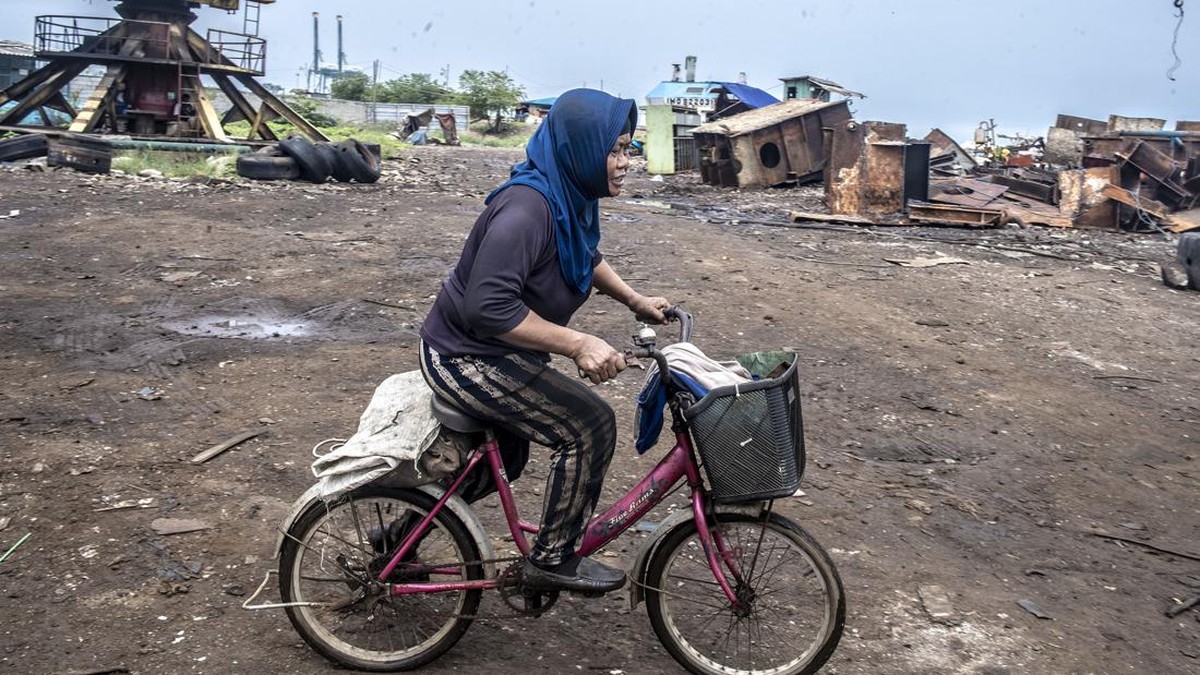 FOTO: Perempuan Pencari Cuan dari Karat Besi di Jakarta