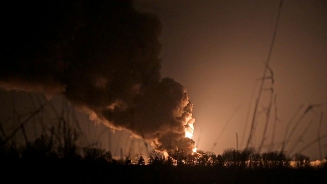 Tiga orang terluka dan tujuh orang hilang setelah Ukraina menembaki anjungan pengeboran minyak Laut Hitam di semenanjung yang dicaplok Rusia.