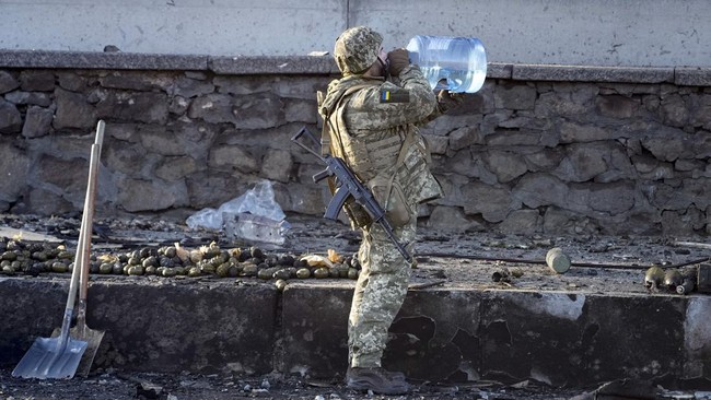 Situasi di Ukraina terus memanas di hari keempat invasi Rusia, mulai dari ledakan tangki minyak hingga bocah enam tahun meninggal dunia kena serangan.