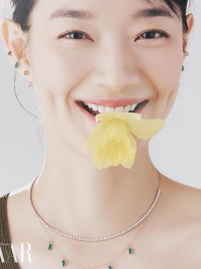 Terlihat fresh dan menawan, Shin Min Ah tampil dengan beberapa perhiasan mewah dari Didier Dubot, serta tampilan bunga berwarna kuning yang membuat konsep pemotretannya menjadi lebih unik./ Foto: Yoon Jang Hyun/Harpers Bazaar Korea