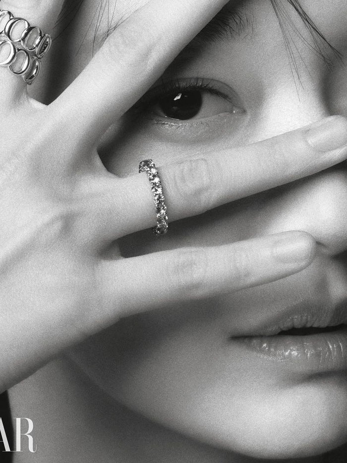 Dalam potret hitam putih, Shin Min Ah memfokuskan gaya natural dan potret wajahnya dalam bentuk close-up. Tak ketinggalan, perhiasan cantik dari Didier Dubot pun menghiasi jari-jari tangannya./Foto: Yoon Jang Hyun/Harpers Bazaar Korea
