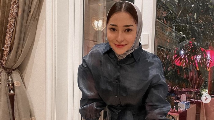 10 Pesona Cantik Nikita Willy Saat Cicip Sushi hingga Sarapan di Bali