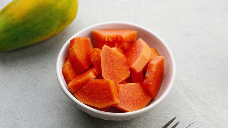 Healthy and fresh cut papaya fruit or sliced ​​papaya, served in a bowl
