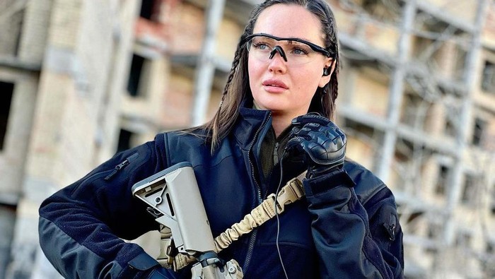 Dari Anggota Parlemen hingga Ratu Kecantikan, Perempuan Ukraina Angkat Senjata Lawan Rusia