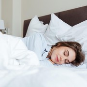 3 Bahaya Menggunakan Makeup Saat Tidur, Salah Satunya Bikin Cepat Tua!