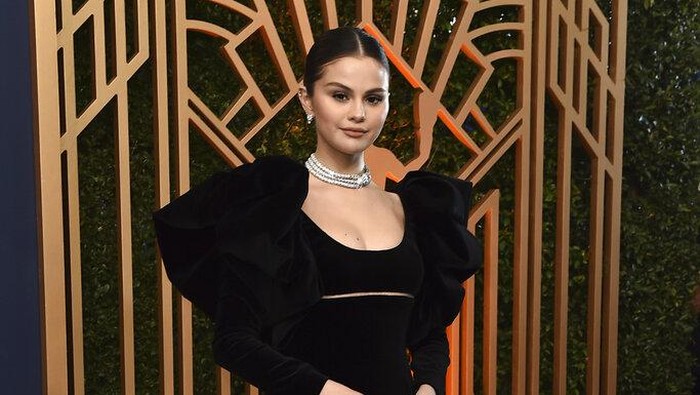 5 Gaya Stylish Selena Gomez di Red Carpet! Dari Klasik hingga Dramatis 5 Gaya Stylish Selena Gomez di Red Carpet! Dari Klasik hingga Dramatis