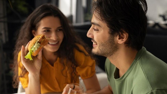 3 Manfaat Makan Makanan Panas Bagi Tubuh, Salah Satunya Kenyang Lebih Lama, Cocok Buat yang Lagi Diet!