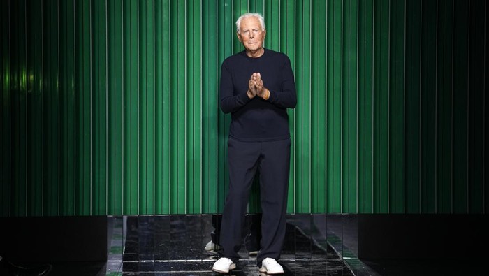 Italian designer Giorgio Armani accepts applause after presentation of his Fall/Winter 2022-2023 fashion collection, unveiled during the Fashion Week in Milan, Italy, Sunday, Feb. 27, 2022. (AP Photo/Luca Bruno)