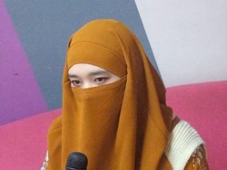 Foto Tak Berhijabnya Disebar, Istri Virgoun Maafkan Pacar ART