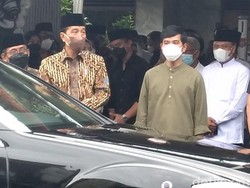 Jokowi, Kaesang dan Gibran Antar Jenazah Pakde Miyono ke Permakaman
