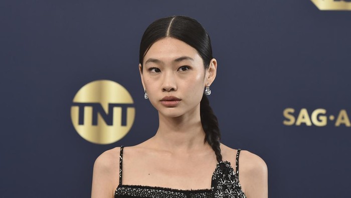 HoYeon Jung arrives at the 28th annual Screen Actors Guild Awards at the Barker Hangar on Sunday, Feb. 27, 2022, in Santa Monica, Calif. (Photo by Jordan Strauss/Invision/AP)