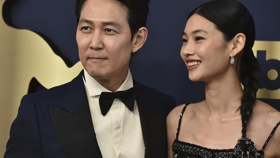 Jung Ho Yeon di SAG Awards 2022 HoYeon Jung arrives at the 28th annual Screen Actors Guild Awards at the Barker Hangar on Sunday, Feb. 27, 2022, in Santa Monica, Calif. (Photo by Jordan Strauss/Invision/AP)