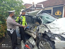 Truk Wing Box Selip Tabrak Mobil dan 2 Motor di Sidoarjo, 8 Orang Terluka