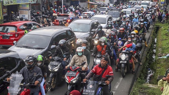 Warga mengalami kelelahan menghadapi kemacetan di jalur Puncak.