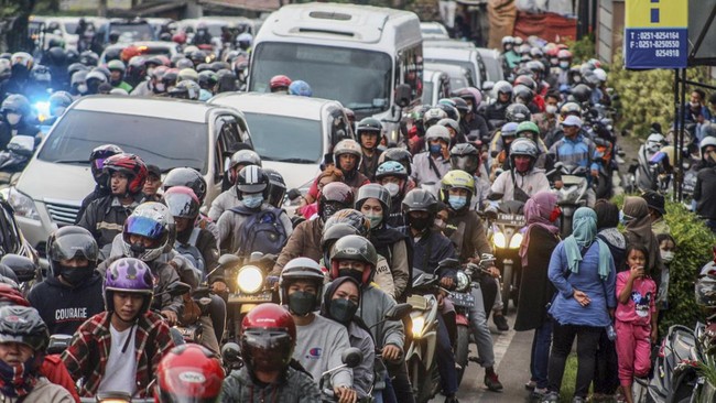 Polisi menampik jika kemacetan parah belasan jam di Puncak Bogor karena pemberlakuan one way.