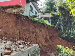 3 Ruangan Sekolah Ambruk Dampak Pergerakan Tanah di Lebak