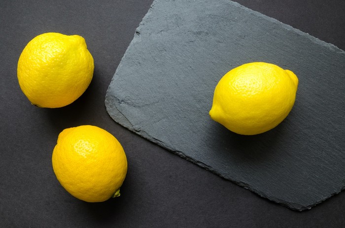 Buah-buahan sitrus seperti lemon mengandung vitamin C yang berperan sebagai antioksidan. Vitamin ini membantu melindungi sel-sel tubuh dari radikal bebas.