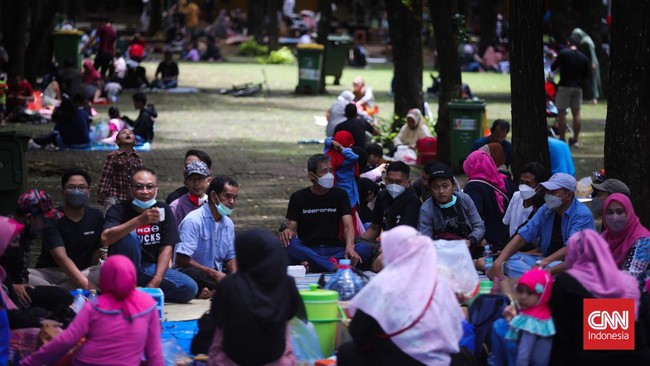 Taman Margasatwa Ragunan (TMR) Jaksel tutup pada hari pertama Lebaran, Senin (2/5). Kebun binatang ini baru akan dibuka pada Selasa (3/5).