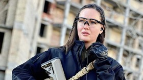Viral Foto Angkat Senjata, Miss Ukraina Bantah Gabung Militer